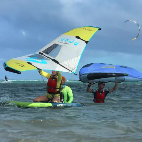 Cours de wing foil sur le plan d'eau plat