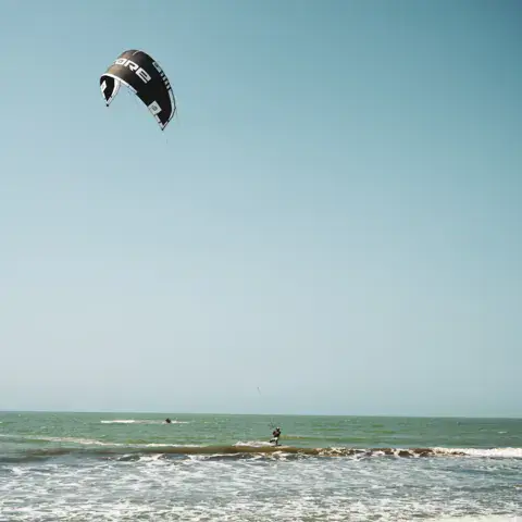 Aile de kite au-dessus de la mer