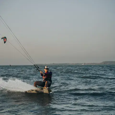 Kitesurfeur sur l'eau