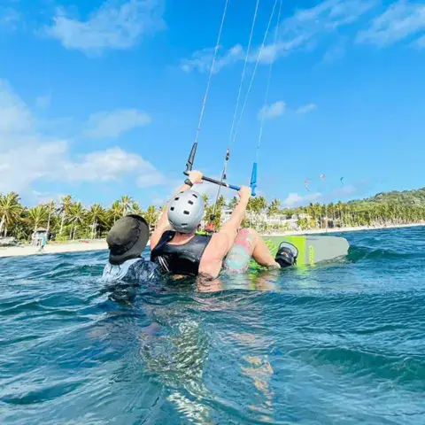 Cours de kitesurf dans l'eau, avec le moniteur