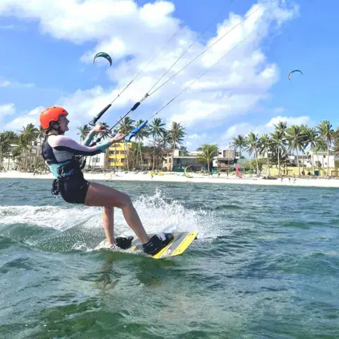 Kitesurfeuse en pleine session devant la plage