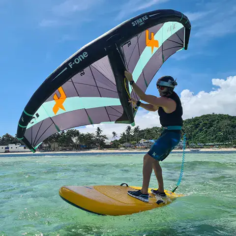 Pratiquant de wing foil sur le lagon de Boracay
