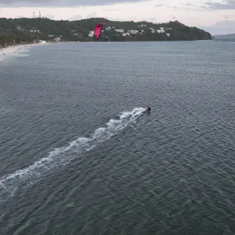 Vue aérienne d'un kitesurfeur le long de la plage