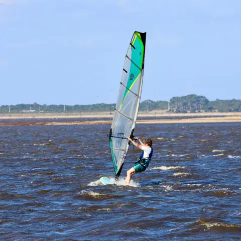 Windsurfeur sur la lagune