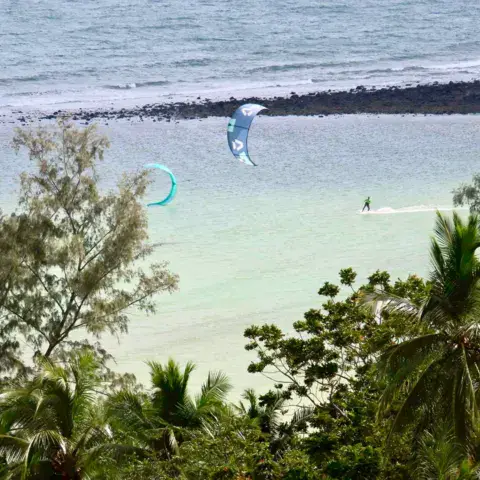 Kitesurfeurs dans le lagon, vus depuis la colline