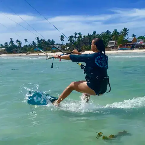Kitesurfeuse en action devant la plage de Santa Fe
