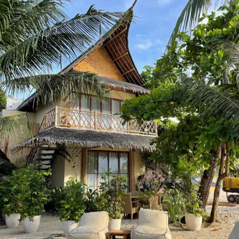 Une cabane d'hébergement en bord de plage