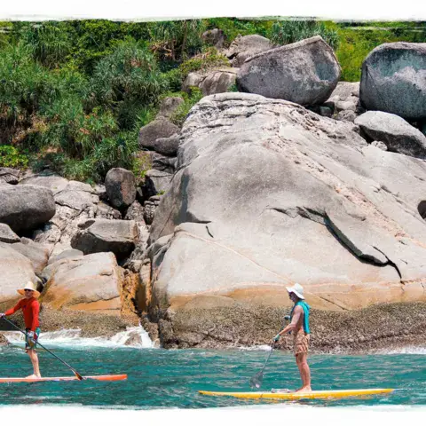 Sortie en stand up paddle le long des rochers