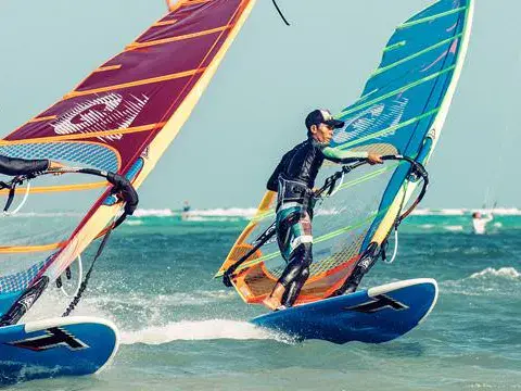 Deux windsurfeurs sur l'eau plate de Bulabog