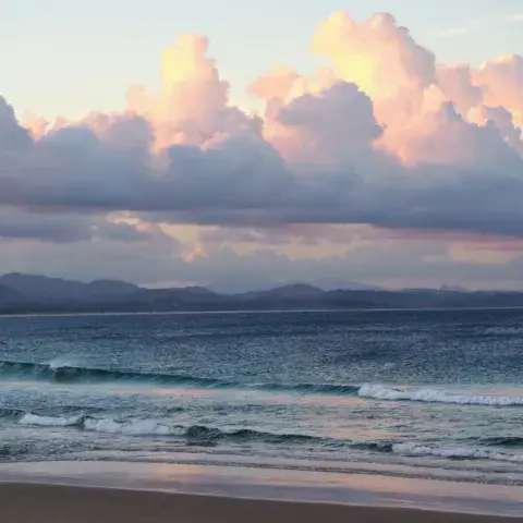 Plage de Byron Bay au crépuscule