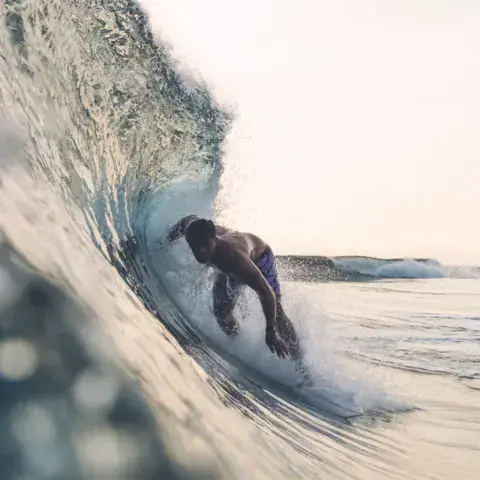 Surfeur dans le tube d'une vague