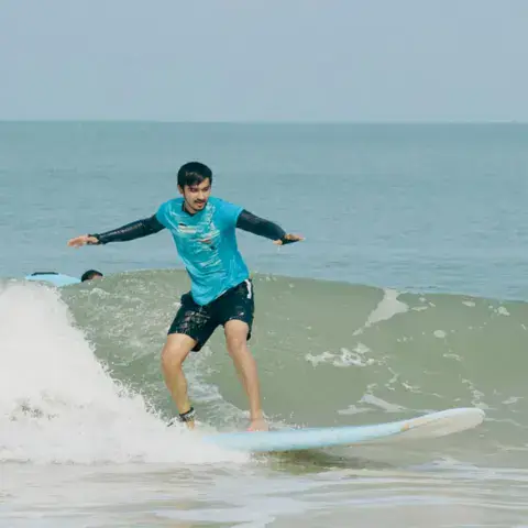 Surfeur en pleine descente de vague