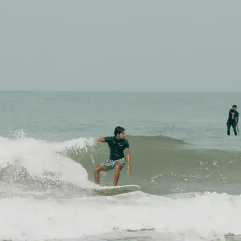 Surfeur sur une vague pendant un cours