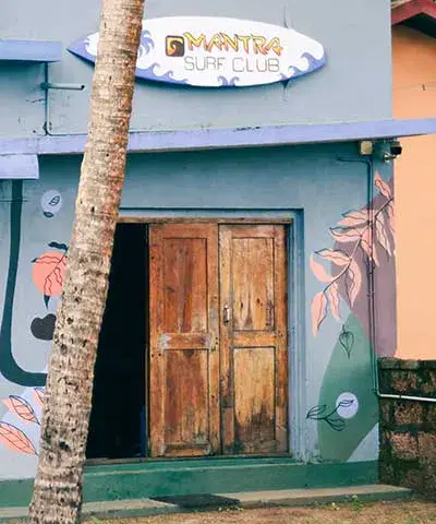 Façade du club avec son enseigne