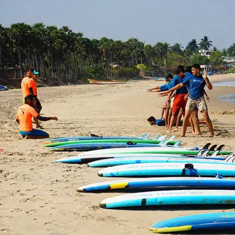 Planches alignées sur la plage avant un cours collectif