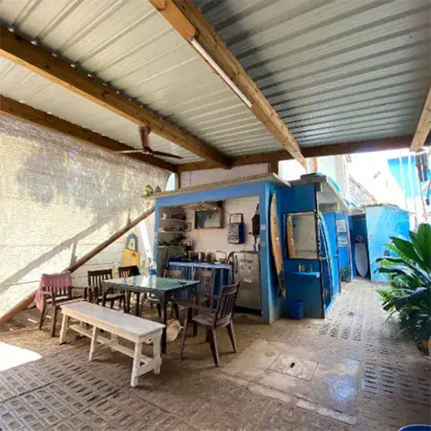 L'espace d'accueil de l'école en bord de plage