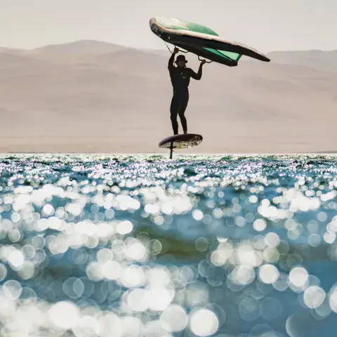 Rider en wing foil au-dessus de l'eau