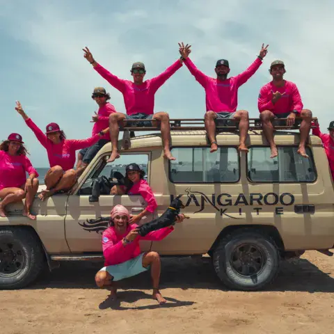L'équipe de moniteurs devant le 4x4 Kangaroo