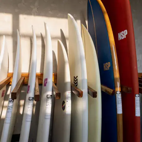 Planches de surf rangées dans la boutique