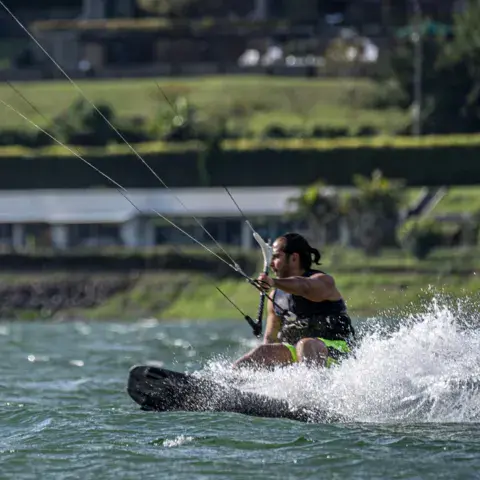 Kitesurfeur en navigation sur le lac