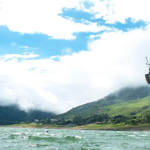 Saut de kitesurf au-dessus du lac Calima