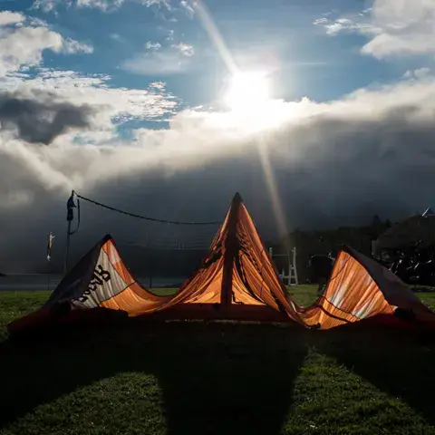 Kites posés sur l'herbe, au bord du lac