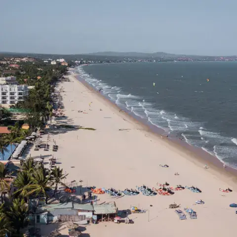 La plage de Mui Ne vue du ciel, avec le matériel installé sur le sable