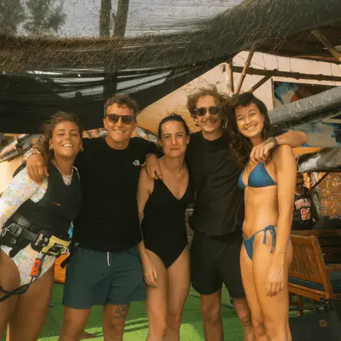 L'équipe et des clients au club-house