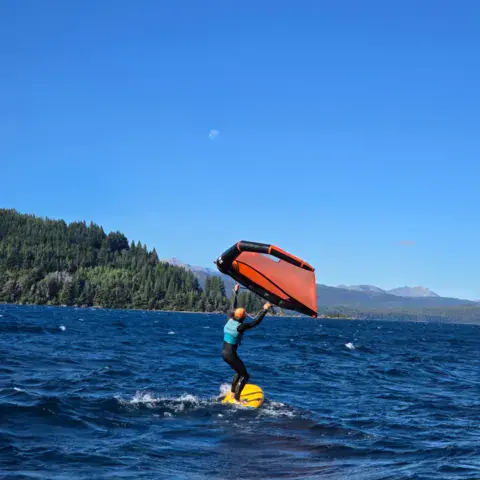 Rider en wing foil sur le lac