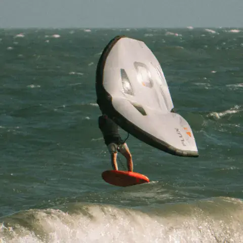 Pratiquant de wing foil sur une vague