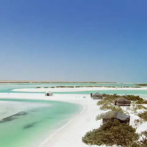 Lagune de sable blanc et eaux peu profondes