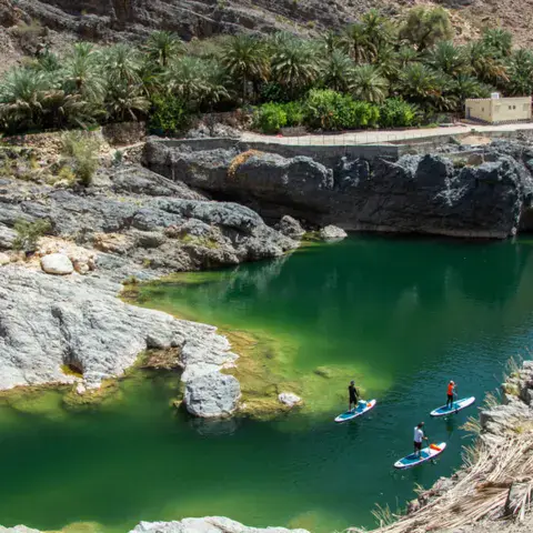 Sortie en stand up paddle sur un bassin entouré de rochers