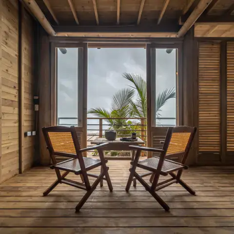 Terrasse d'une chambre ouvrant sur la mer