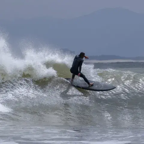 Surfeur sur une vague à Da Nang