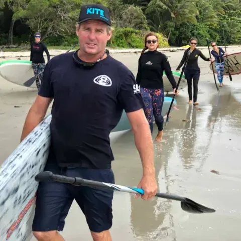 Groupe de stand up paddle sur la plage