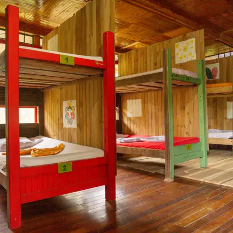 Dortoir en bois de l'auberge