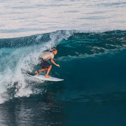 Une surfeuse dans le creux d'une vague