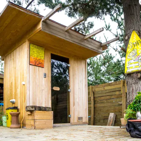 Cabane en bois du camp, dans le jardin