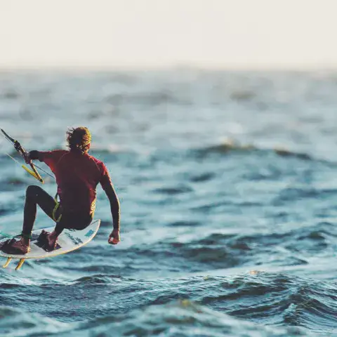 Kitesurfeur glissant sur l'eau