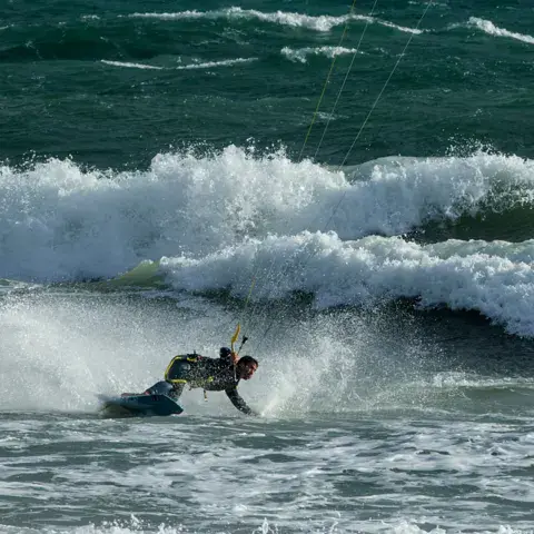 Kitesurfeur dans les vagues