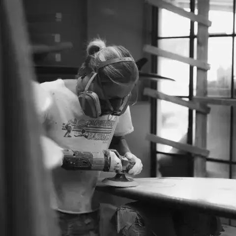 Réparation d'une planche à l'atelier
