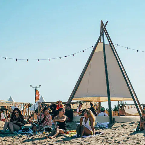 Tentes et espace détente sur la plage