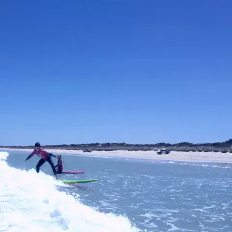 Surfeur sur une vague