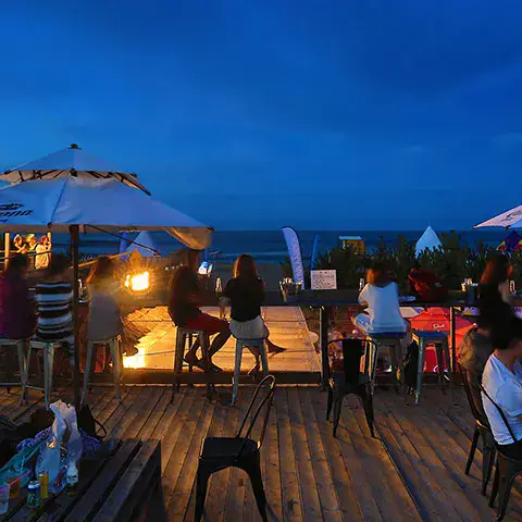 Terrasse du bar de plage en soirée