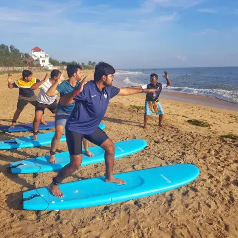 Séance d'initiation sur la plage, planches au sol