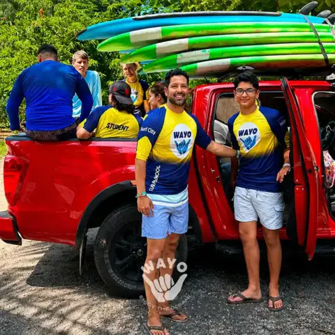 Moniteurs devant un pick-up chargé de planches