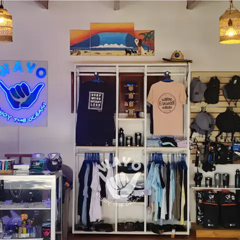 Intérieur de la boutique de vêtements et d'accessoires