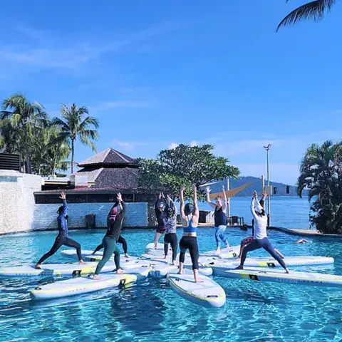 Séance de yoga sur paddle