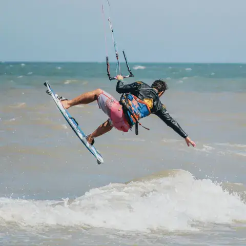 Kitesurfeur en l'air au-dessus de l'eau