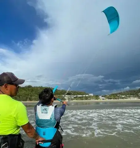 Initiation au kitesurf sur la plage